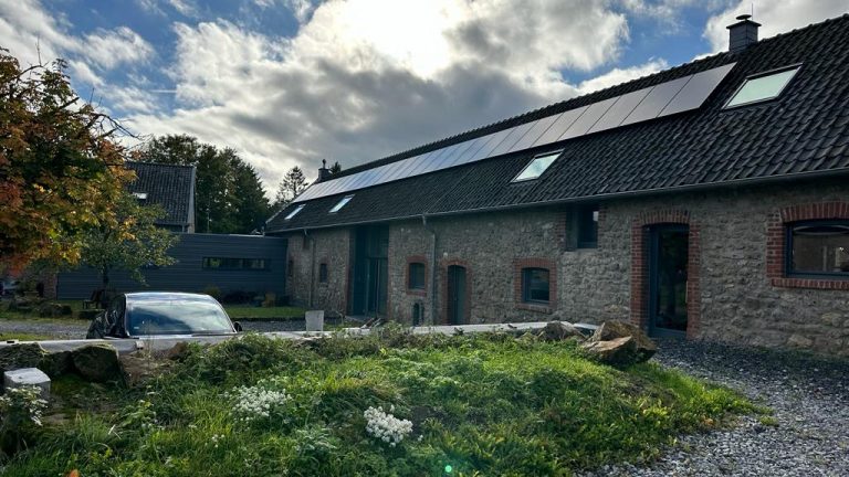 Mehr über den Artikel erfahren Der unumkehrbare Trend: Preisverfall bei Solarmodulen und seine Auswirkungen